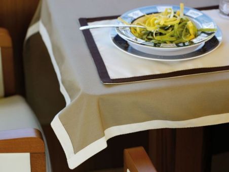 WATERPROOF Килимки під тарілки водовідштовхувальні, бежеві з коричневим бортом