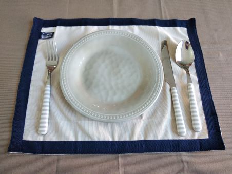 WATERPROOF Коврики под тарелки водоотталкивающие, бежевые с синим бортом