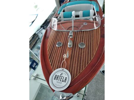 Модель яхты Riva 87 см