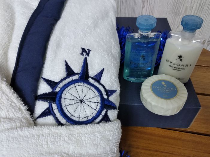 Подарунковий набір: Банний махровий халат, розмір S та Bvlgari (Blue tea) по 75мл. шампунь, кондиціонер та мило