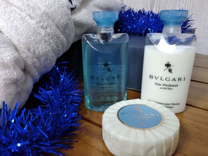 Подарунковий набір: Банний махровий халат, розмір S та Bvlgari (Blue tea) по 75мл. шампунь, кондиціонер та мило