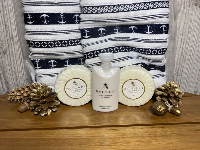 Подарунковий набір: Косметичні засоби Bvlgari та комплект з 3-х рушників, 140x70, 100x50, 50x33 см.