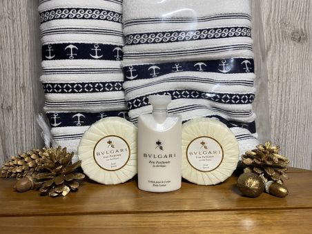 Подарунковий набір: Косметичні засоби Bvlgari та комплект з 3-х рушників, 140x70, 100x50, 50x33 см. Подарунковий набір: Косметичні засоби Bvlgari та комплект з 3-х рушників, 140x70, 100x50, 50x33 см.