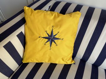 Подушка декоративна з вишитою трояндою вітрів 45х45см.