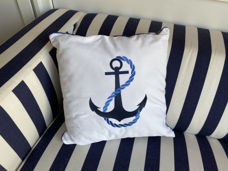 Подушка декоративна біла з вишитим якорем 45х45см.