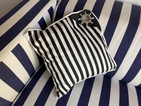 Подушка декоративна зі штурвалом у чорно-білу смугу 40х40см. Подушка декоративна зі штурвалом у чорно-білу смугу 40х40см.