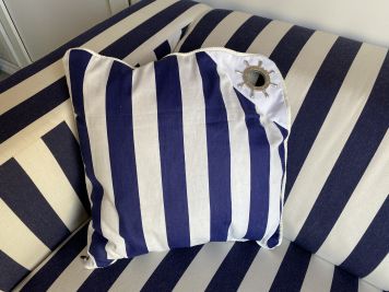 Подушка декоративна зі штурвалом у синьо-білу смугу 40х40см.