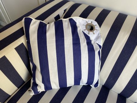 Подушка декоративна зі штурвалом у синьо-білу смугу 40х40см.