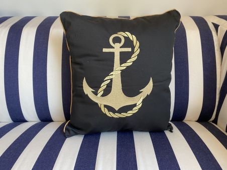 Подушка декоративна чорна з вишитим якорем 35х35см. Подушка декоративна чорна з вишитим якорем 35х35см.