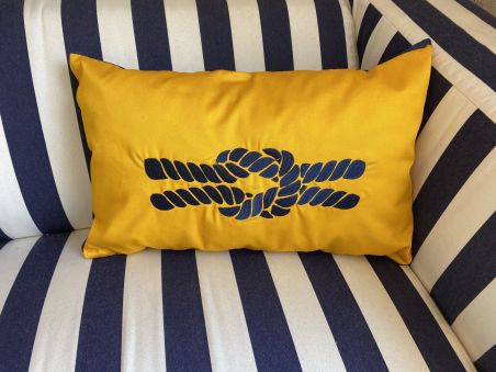 Подушка декоративна жовта з вишитим морським вузлом 33х50см.