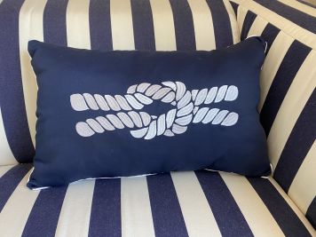 Подушка декоративна синя з вишитим морським вузлом 33х50см.