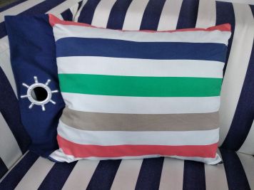 Подушка декоративна в різнокольорову смугу 40х45см.