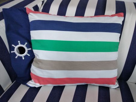 Подушка декоративна в різнокольорову смугу 40х45см.