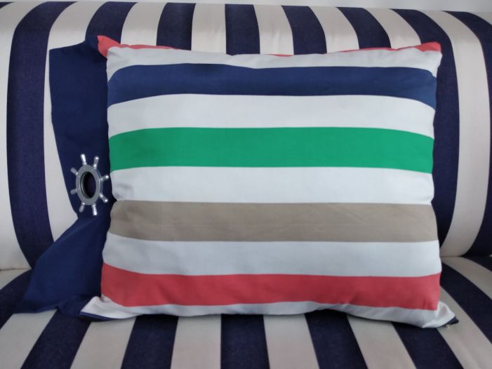 Подушка декоративна в різнокольорову смугу 40х45см.