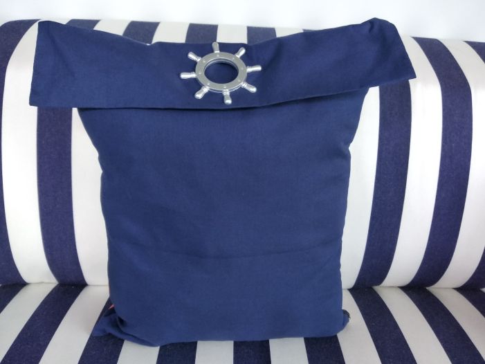 Подушка декоративна в різнокольорову смугу 40х45см.