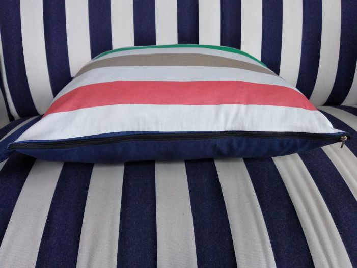 Подушка декоративна в різнокольорову смугу 40х45см.