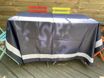 Стильна скатертина з білим кантом, синя 170х150 см.