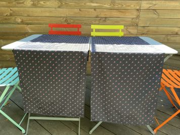 Комплект: Дві вузькі скатертини сині з прапорцями, 150х50 см.