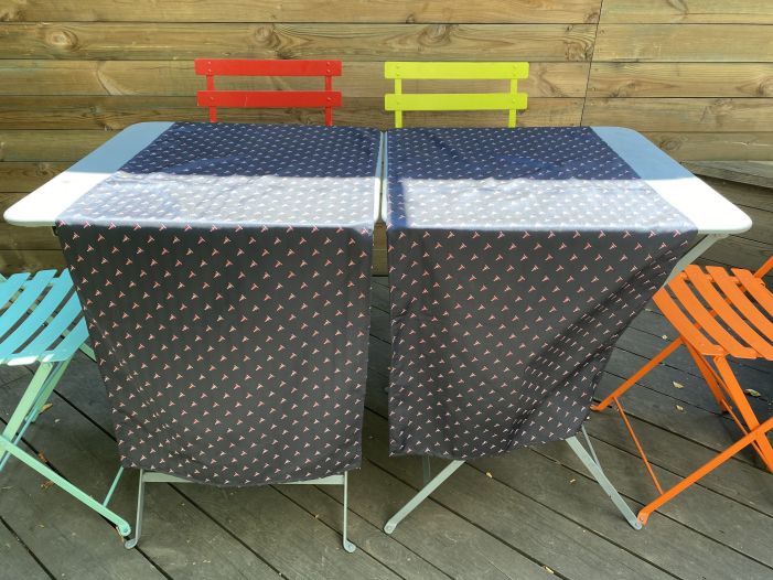 Комплект: Дві вузькі скатертини сині з прапорцями, 150х50 см.