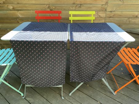 Комплект: Дві вузькі скатертини сині з прапорцями, 150х50 см.