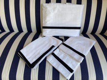 Комплект постільної білизни білий з синьою смугою, двоспальний 200х220 см.