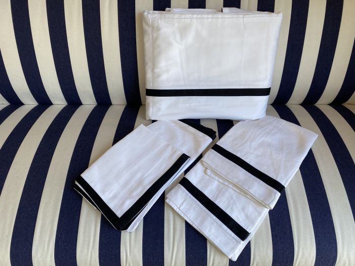 Комплект постільної білизни білий з синьою смугою, двоспальний 200х220 см.