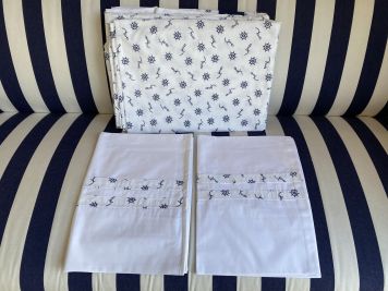 Комплект постільної білизни білий з синіми штурвалами, двоспальний 210х220 см.