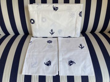 Комплект постільної білизни білий з синіми вітрильниками, двоспальний 210х220 см.