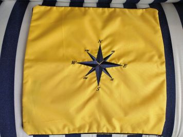 Наволочка декоративна з вишитою трояндою вітрів 42х42см.