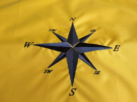 Наволочка декоративна з вишитою трояндою вітрів 42х42см.