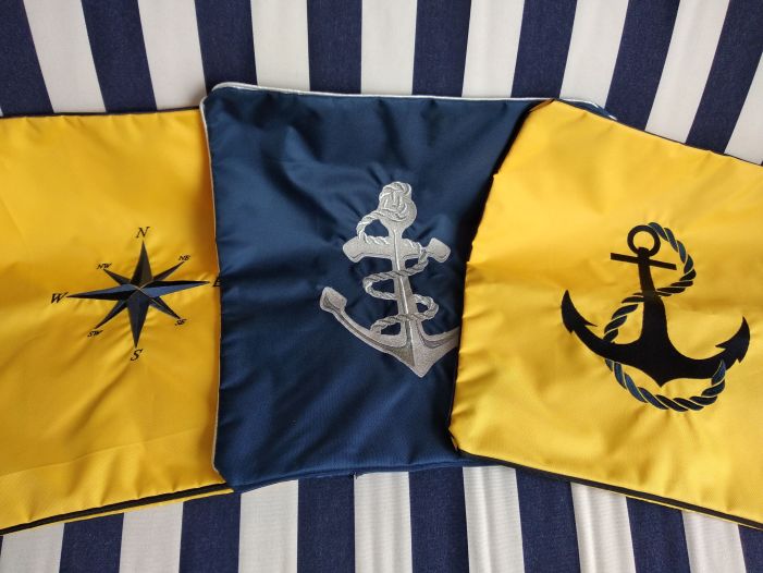 Наволочка декоративна з вишитою трояндою вітрів 42х42см.