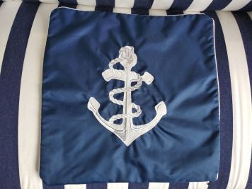 Наволочка декоративна синя з вишитим якорем 42х42см.