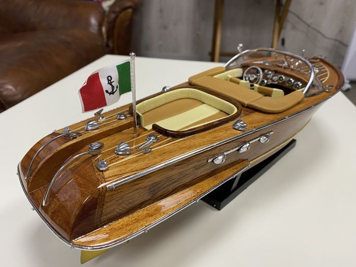 Модель яхты Riva 40 см