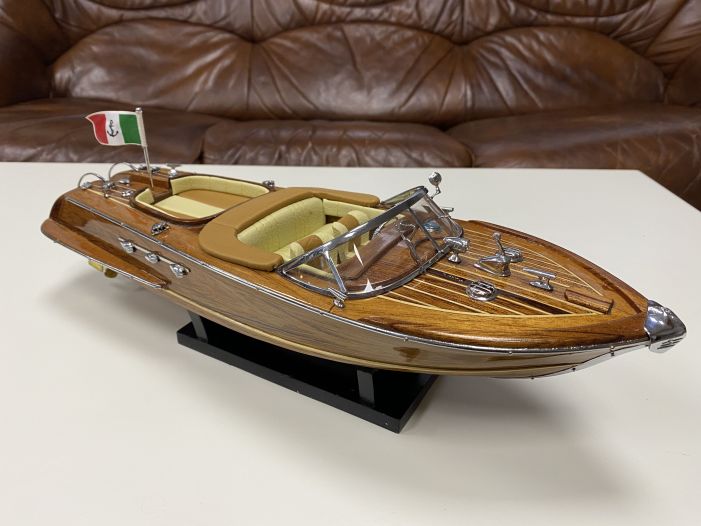 Модель яхты Riva 40 см