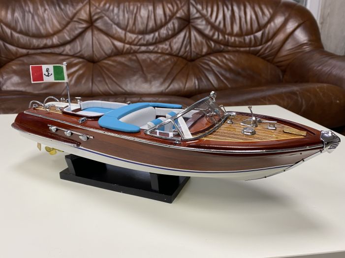 Модель яхты Riva