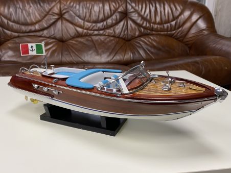 Модель яхты Riva